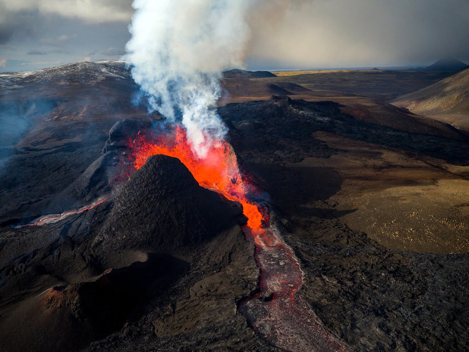 Living with Volcanoes, Cris Toala Olivares | Coffee Table Book